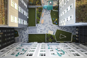 An aerial view of an interior courtyard between the walls of an apartment building.